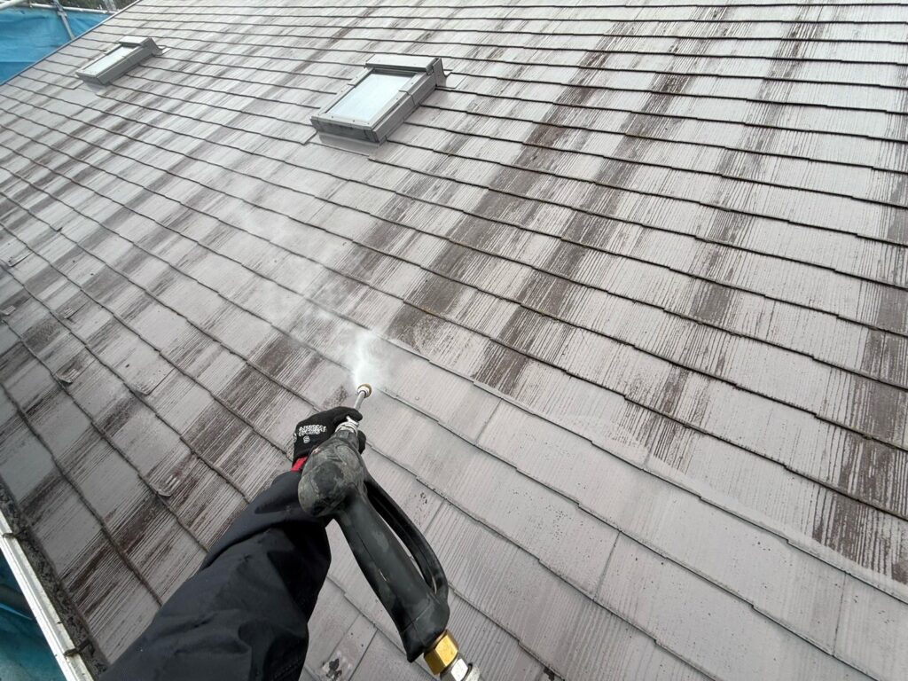 屋根:高圧洗浄<br />
(表面のコケやカビをしっかり落としました。)