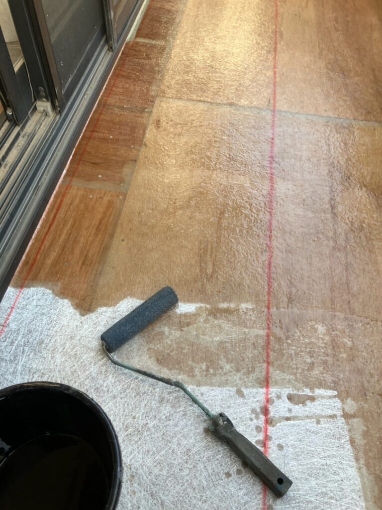 ガラスマット貼り付け<br />
（繊維強化プラスチック）