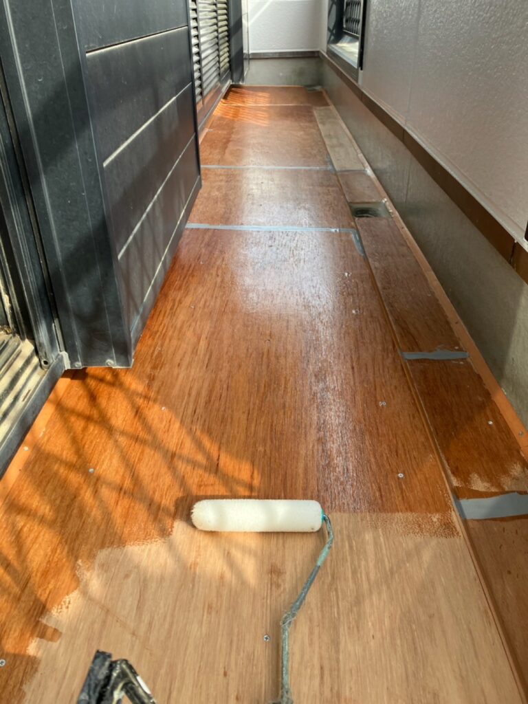 専用プライマー塗布<br />
<br />
ガラスマットを貼る前に専用のプライマー（接着剤）を塗りました。