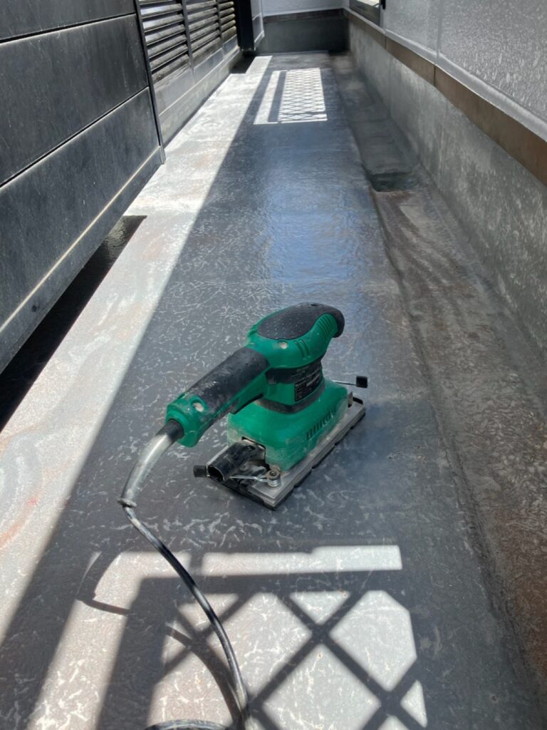 目荒らし<br />
<br />
FRP樹脂を塗り終わった後、最後のトップコート仕上げをする前の工程で、樹脂に目荒らしをし密着性をよくします。