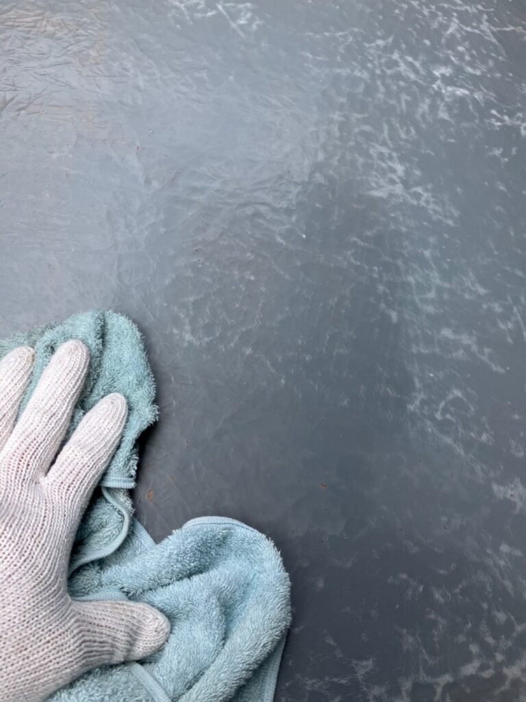 アセトン拭き<br />
<br />
表面についた油分をとる作業になります。<br />
とても重要な工程です。