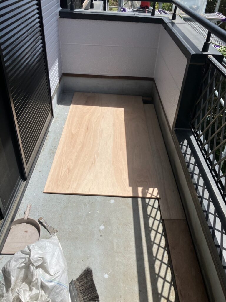 下地補修<br />
<br />
既存の下地がフカフカの為、専用のコンパネを貼り、下地を作りました。