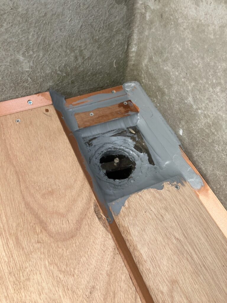 ドレン周り防水処理<br />
<br />
ドレン（排水口）周りは水が集まるところの為、繋ぎ目をコーキングにて防水処理を行いました。