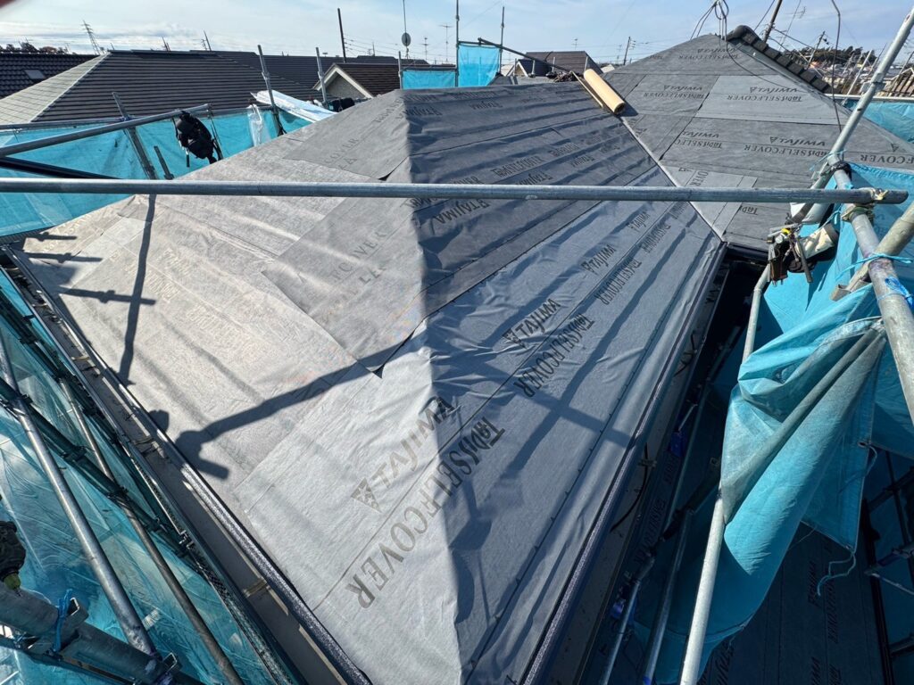 東・北面：防水シート取り付け<br />
（ビスを使用しない、粘着タイプを使用しました。）<br />
※防水シートは雨漏れを防ぐための重要な役割です。