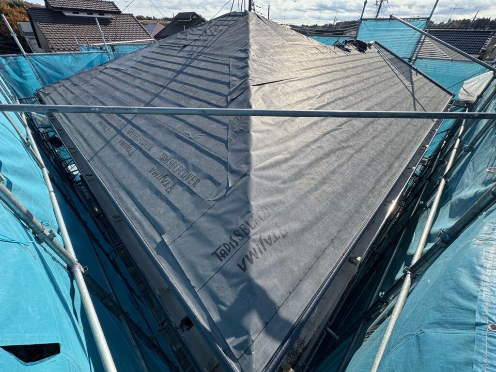 西・北面：防水シート取り付け<br />
（ビスを使用しない、粘着タイプを使用しました。）<br />
※防水シートは雨漏れを防ぐための重要な役割です。