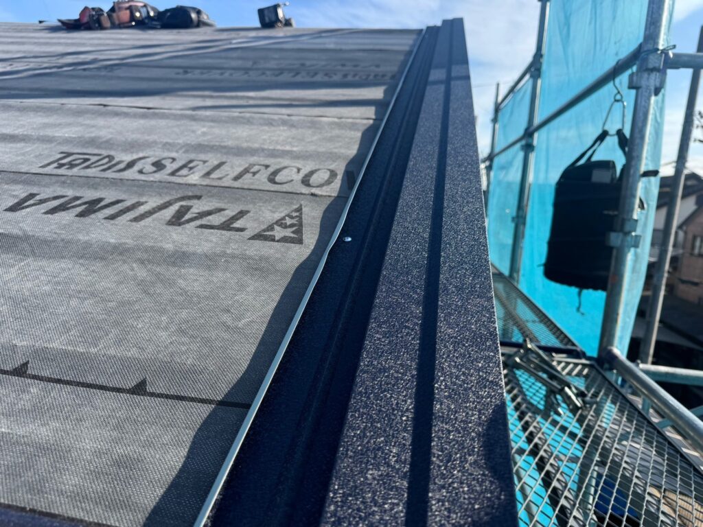 ケラバ板金取り付け<br />
（破風板とよばれる部位に取り付ける役物です。）