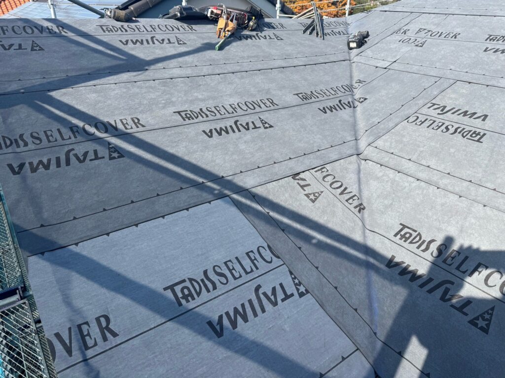 南面：防水シート取り付け<br />
（ビスを使用しない、粘着タイプを使用しました。）<br />
※防水シートは雨漏れを防ぐための重要な役割です。