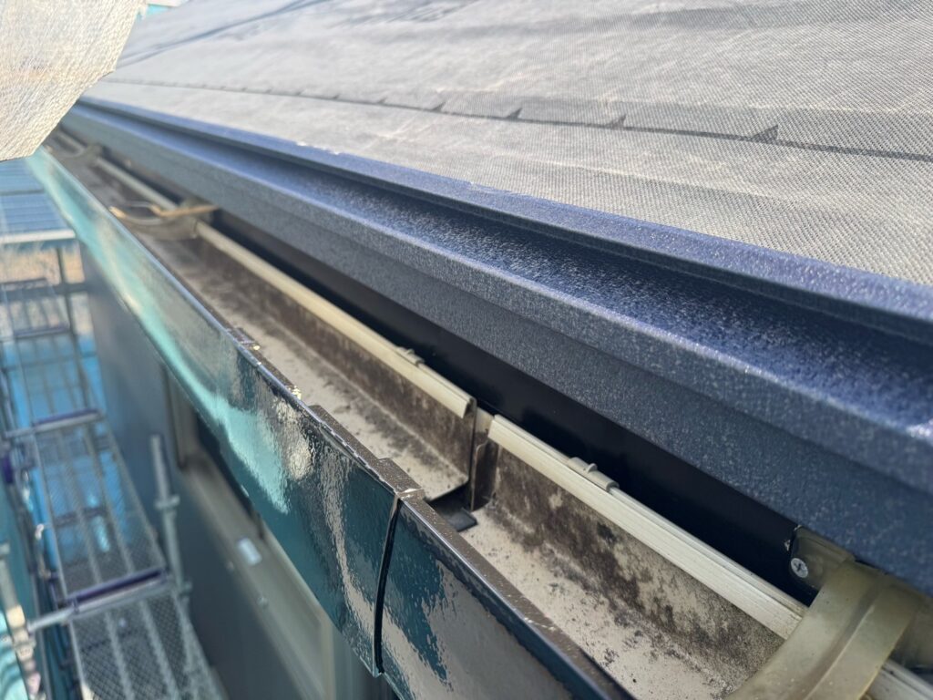 唐草スターター取り付け<br />
（屋根カバー工事の際に一番最初に取り付ける役物です。）<br />
<br />
※既存の雨どいを交換しなくても雨水が雨どいに流れるように、セットバックスターターという唐草を使用しています。通常の唐草でカバー工法を行うと、雨水が雨どいに流れなくなる可能性があるため、こちらを使用します。