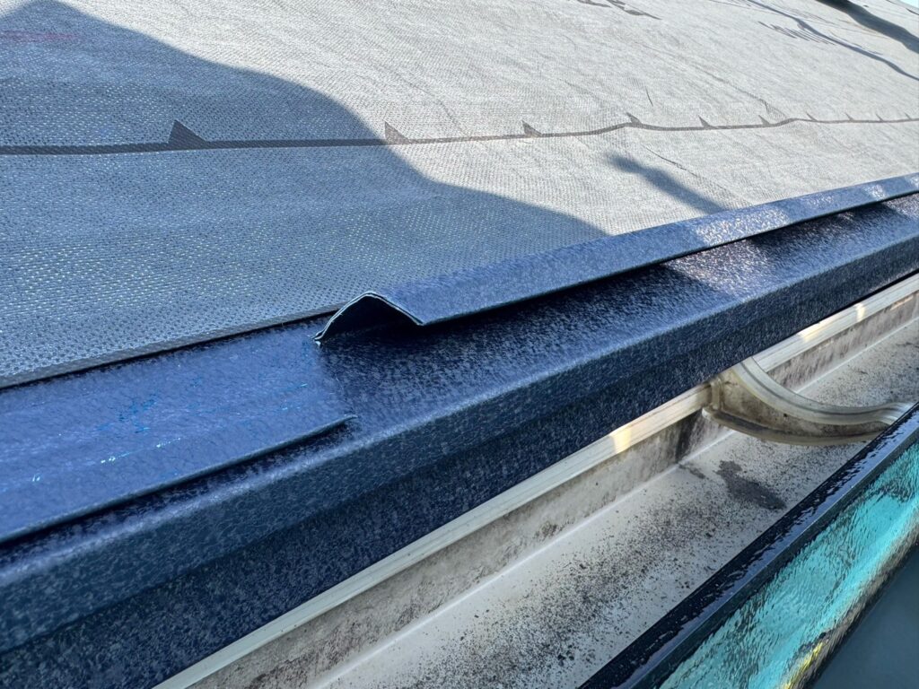 唐草スターター取り付け<br />
（屋根カバー工事の際に一番最初に取り付ける役物です。）<br />
<br />
※既存の雨どいを交換しなくても雨水が雨どいに流れるように、セットバックスターターという唐草を使用しています。通常の唐草でカバー工法を行うと、雨水が雨どいに流れなくなる可能性があるため、こちらを使用します。<br />
