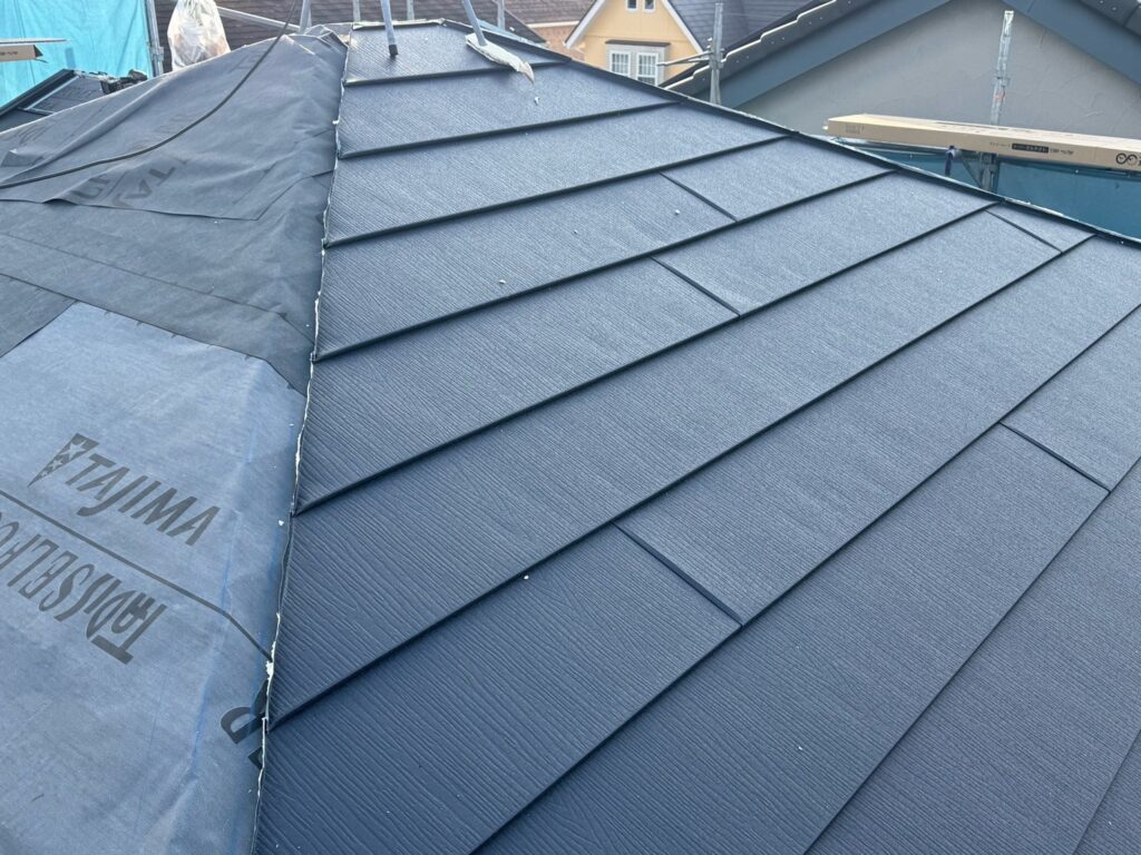 屋根本体取り付け（大屋根）<br />
<br />
※下から上に屋根本体を貼っていきます。