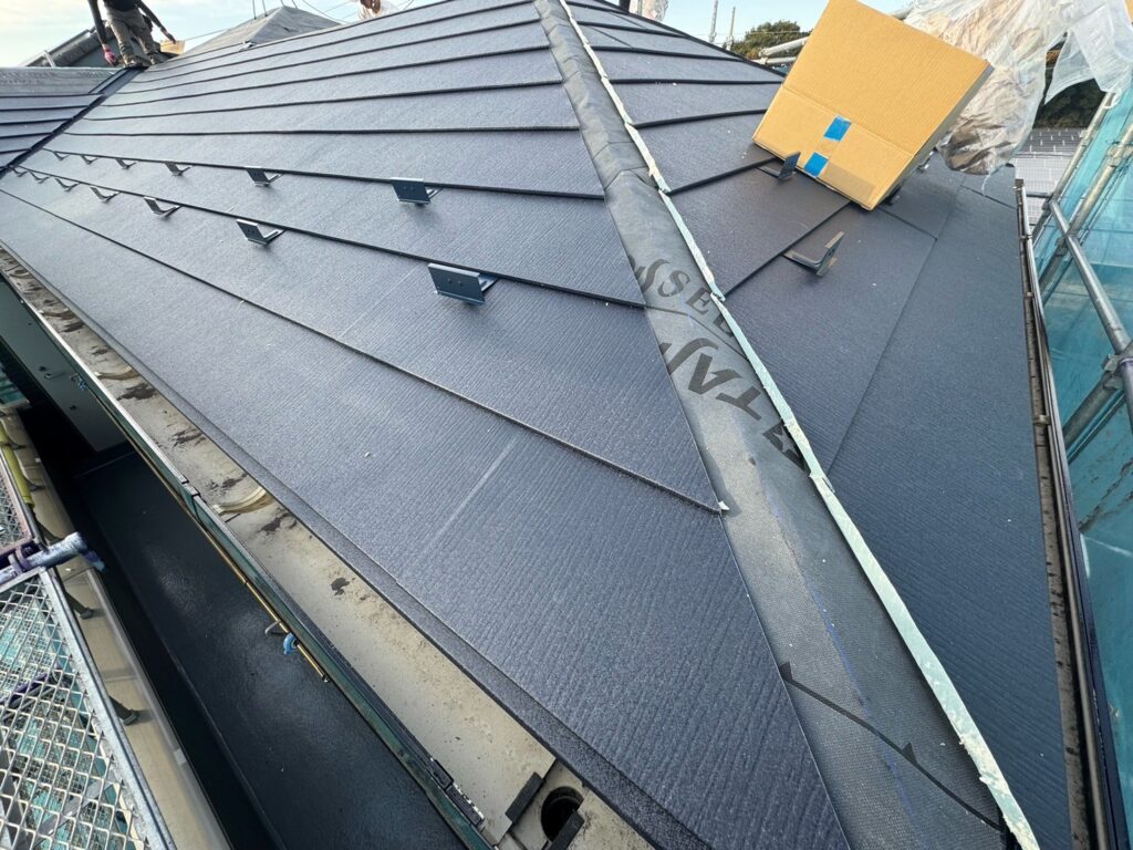 屋根本体取り付け（大屋根）<br />
<br />
※下から上に屋根本体を貼っていきます。