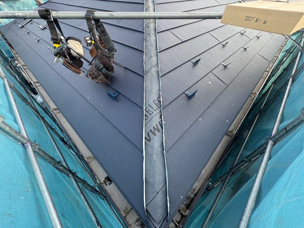 屋根本体取り付け（大屋根）<br />
<br />
※下から上に屋根本体を貼っていきます。