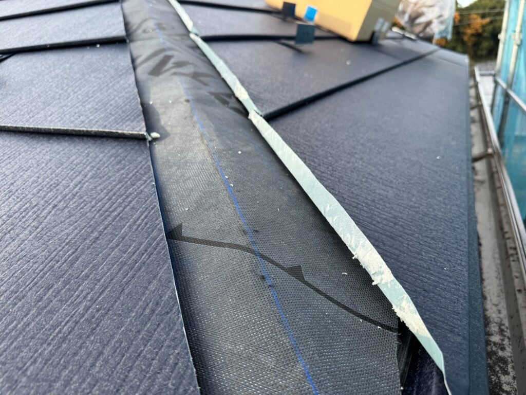 屋根本体立ち上げ（大屋根）<br />
<br />
※本体立ち上げ工法といい、屋根の先端を立ち上げて雨が吹き込んだ時に屋根の中に入らないように先端を立ち上げています。。<br />
一般的には、直貼りという、先端は立ち上げずに屋根本体を取り付けることが多いいです。