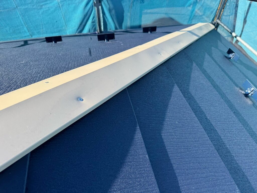 棟板金下地取り付け<br />
（弊社オリジナルの金属下地を使用しました。）<br />
※一般的にある、木や樹脂の下地よりも耐久性に優れています。）