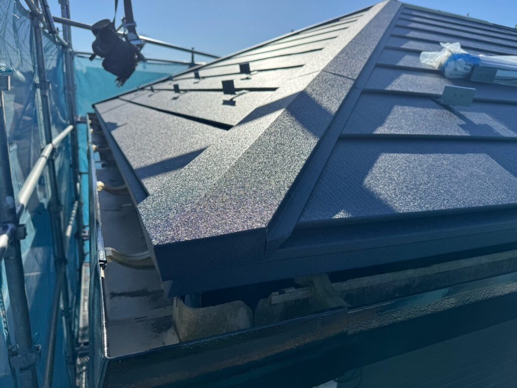 棟板金取り付け<br />
（棟包とも言います。）<br />
