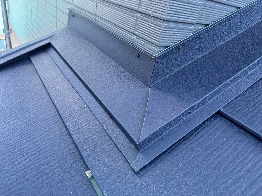 雨押さえ板金取り付け<br />
（外壁と屋根の取り合い部につける役物です。）