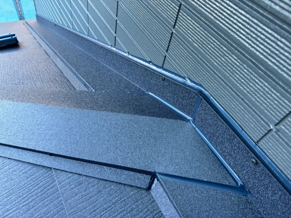 雨押さえ板金の上刃にコーキング処理<br />
<br />
※これで下屋根のカバー工法は完了になります。