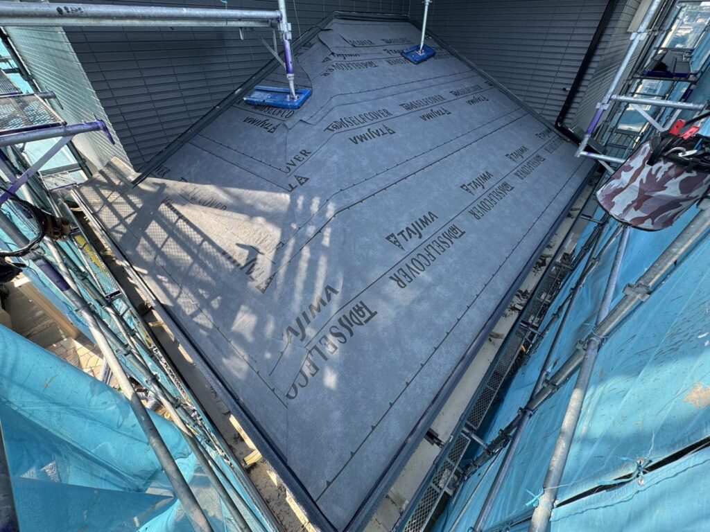 下屋根：防水シート取り付け<br />
（ビスを使用しない、粘着タイプを使用しました。）<br />
※防水シートは雨漏れを防ぐための重要な役割です。