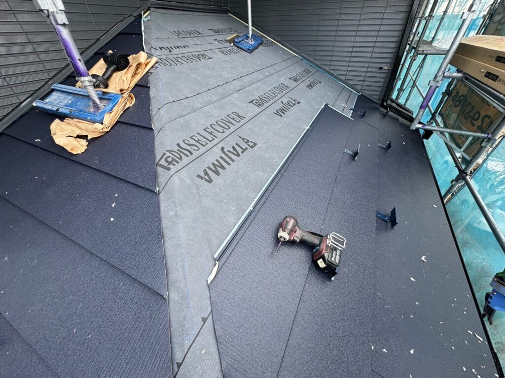 屋根本体取り付け（下屋根）