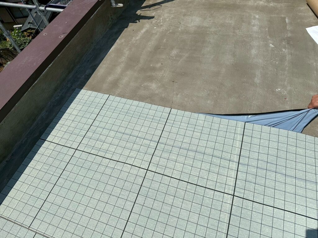 自着シート貼り付け<br />
（既存の下地との隙間を作ってくれる通気性能シートになります。）