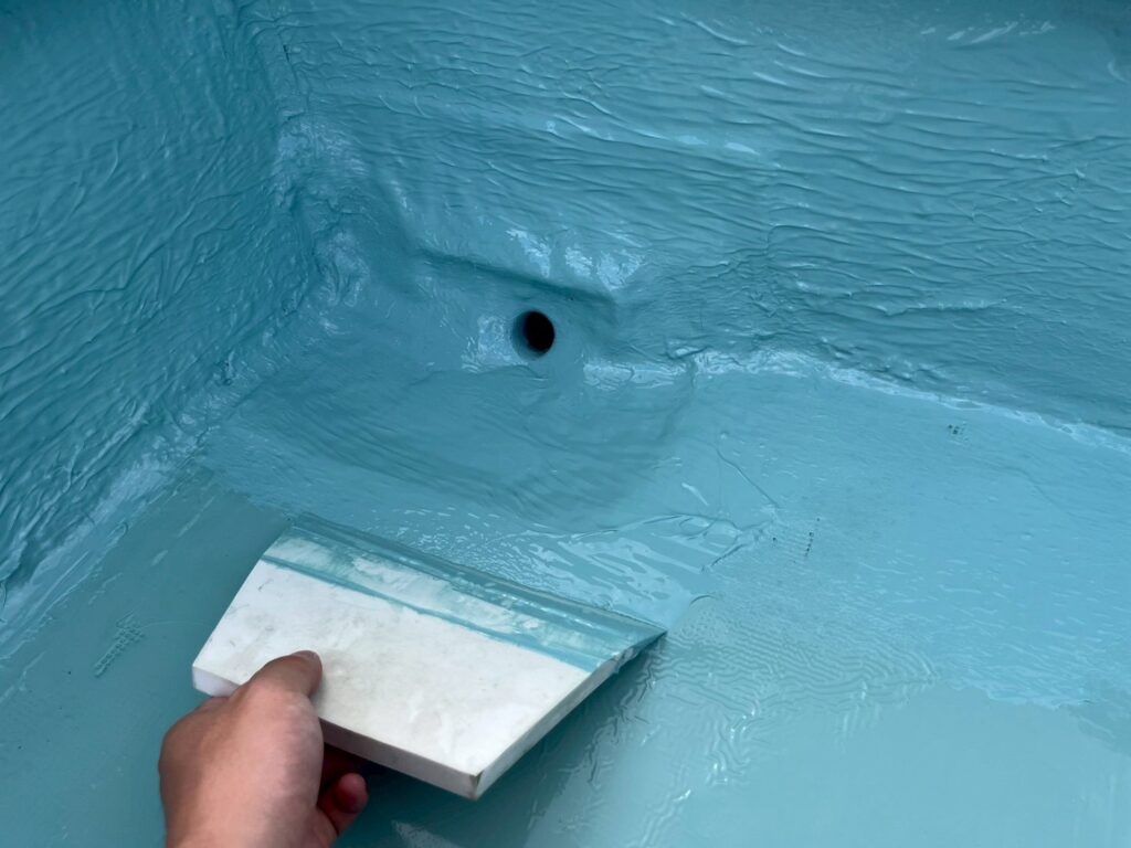 ウレタン防水２層目<br />
1層目をしっかりと乾燥させ2層目のウレタン防水を塗っていきます。