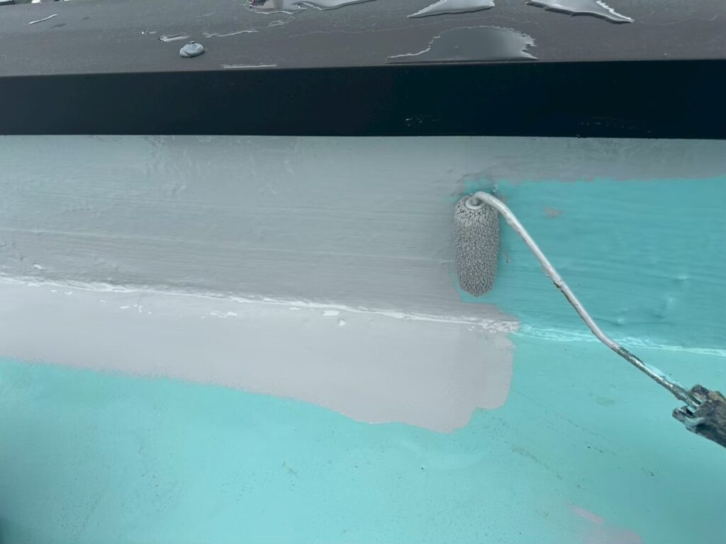 トップコート仕上げ<br />
ウレタンを保護するための最後の仕上げの塗装になります。