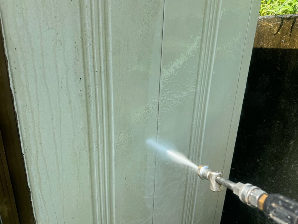 外壁：高圧洗浄<br />
表面のコケやカビをしっかりと洗浄しました。