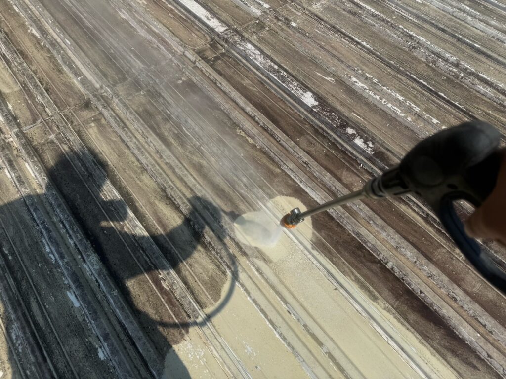 屋根：高圧洗浄<br />
表面のコケやカビをしっかりと洗浄しました。