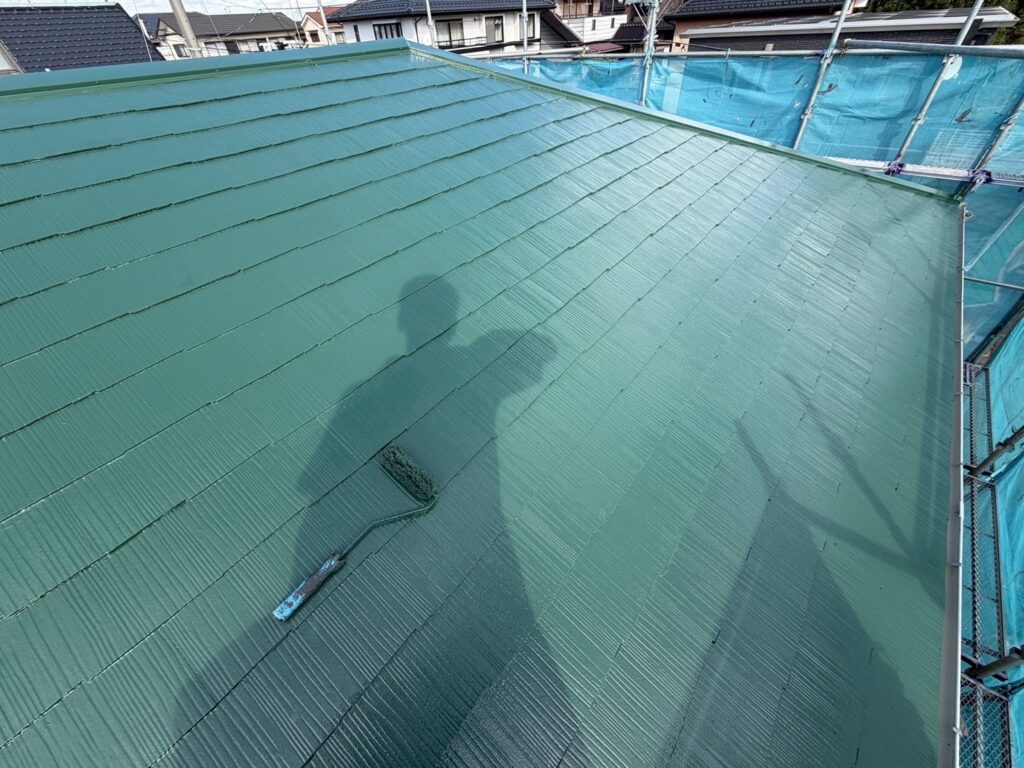 屋根上塗り<br />
最後の仕上げの工程になります。