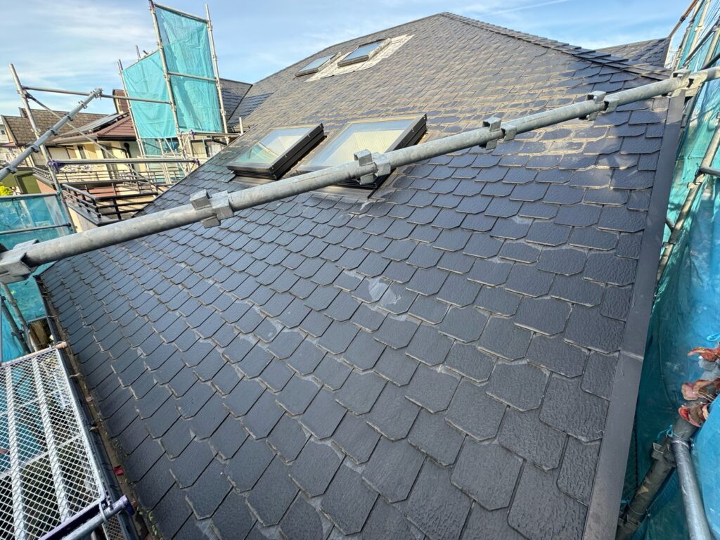 雨漏りの根本的原因を解決。屋根カバー工法で耐久性の高い住まいに