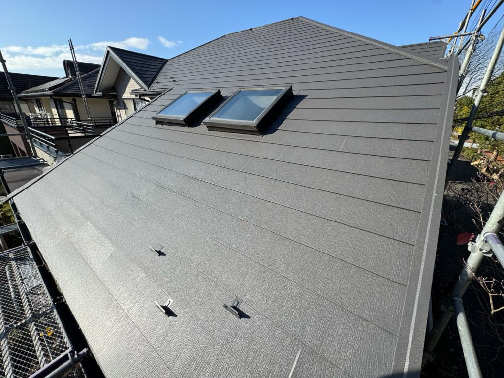 【つくば市】雨漏り修理｜天窓（トップライト）雨漏りを解消した屋根カバー工法（スーパーガルテクト）