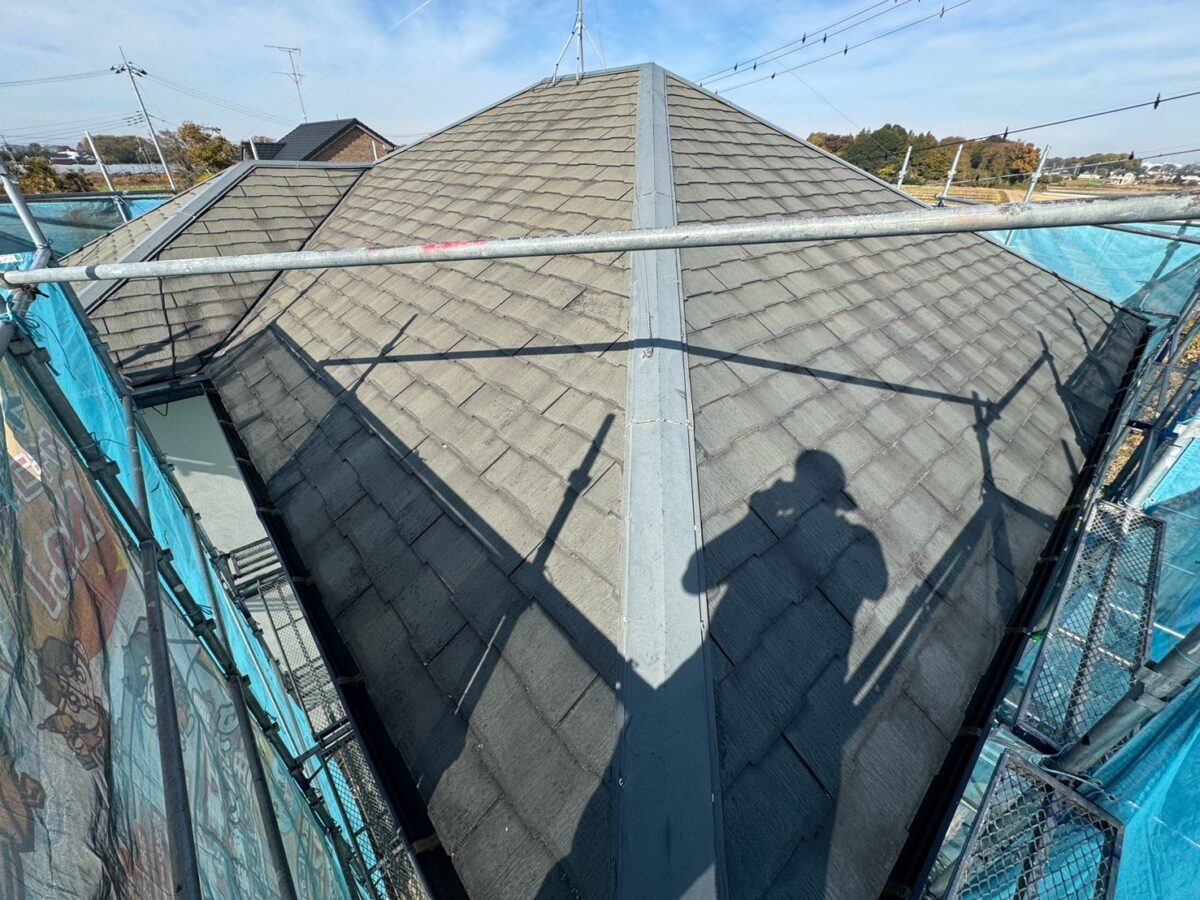 既存の屋根材は塗装でのメンテナンスが厳しいため、屋根カバー工法を行い高耐久の屋根に