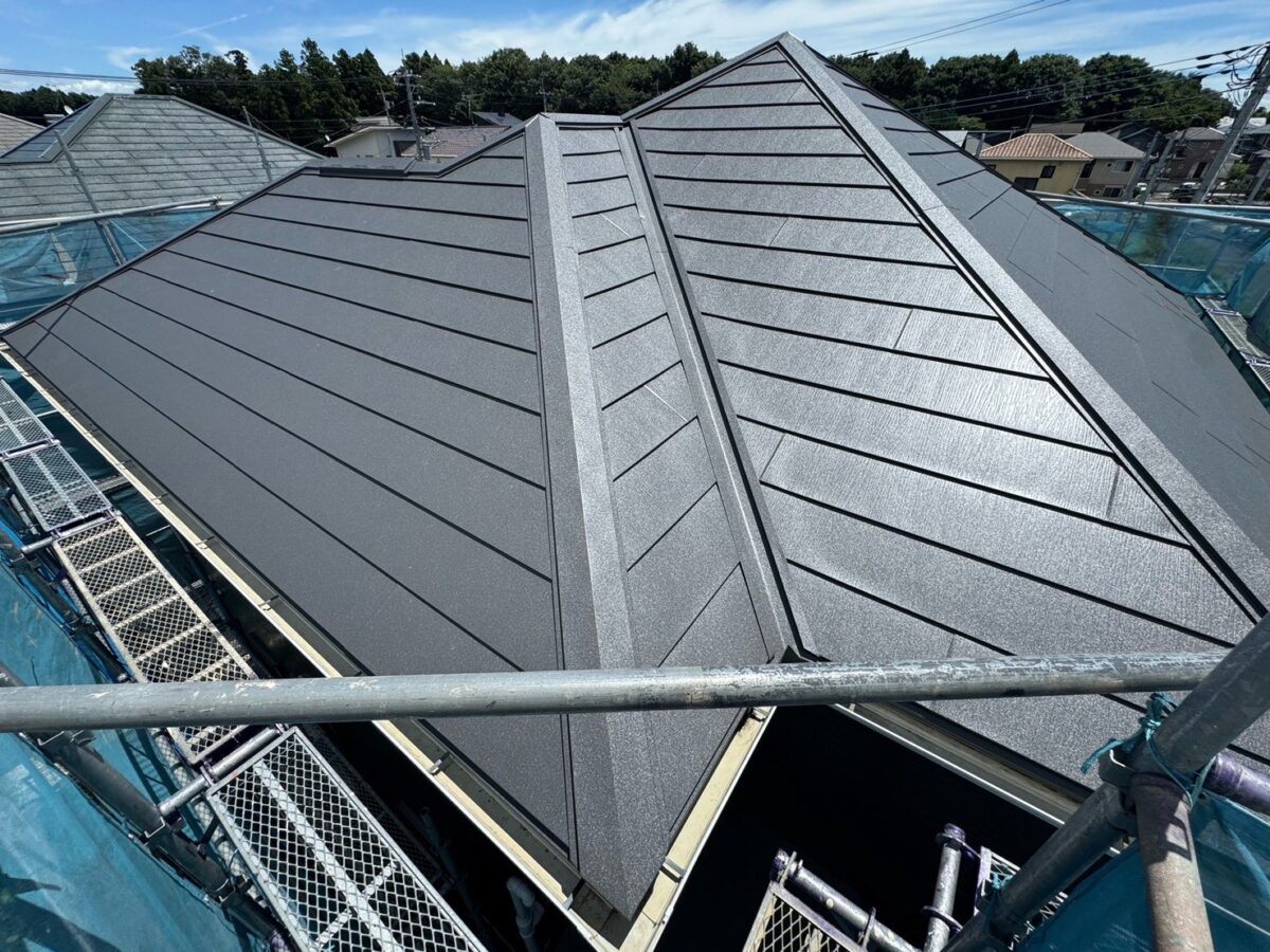 【龍ヶ崎市】築17年のお家の屋根カバー工法（スーパーガルテクト）