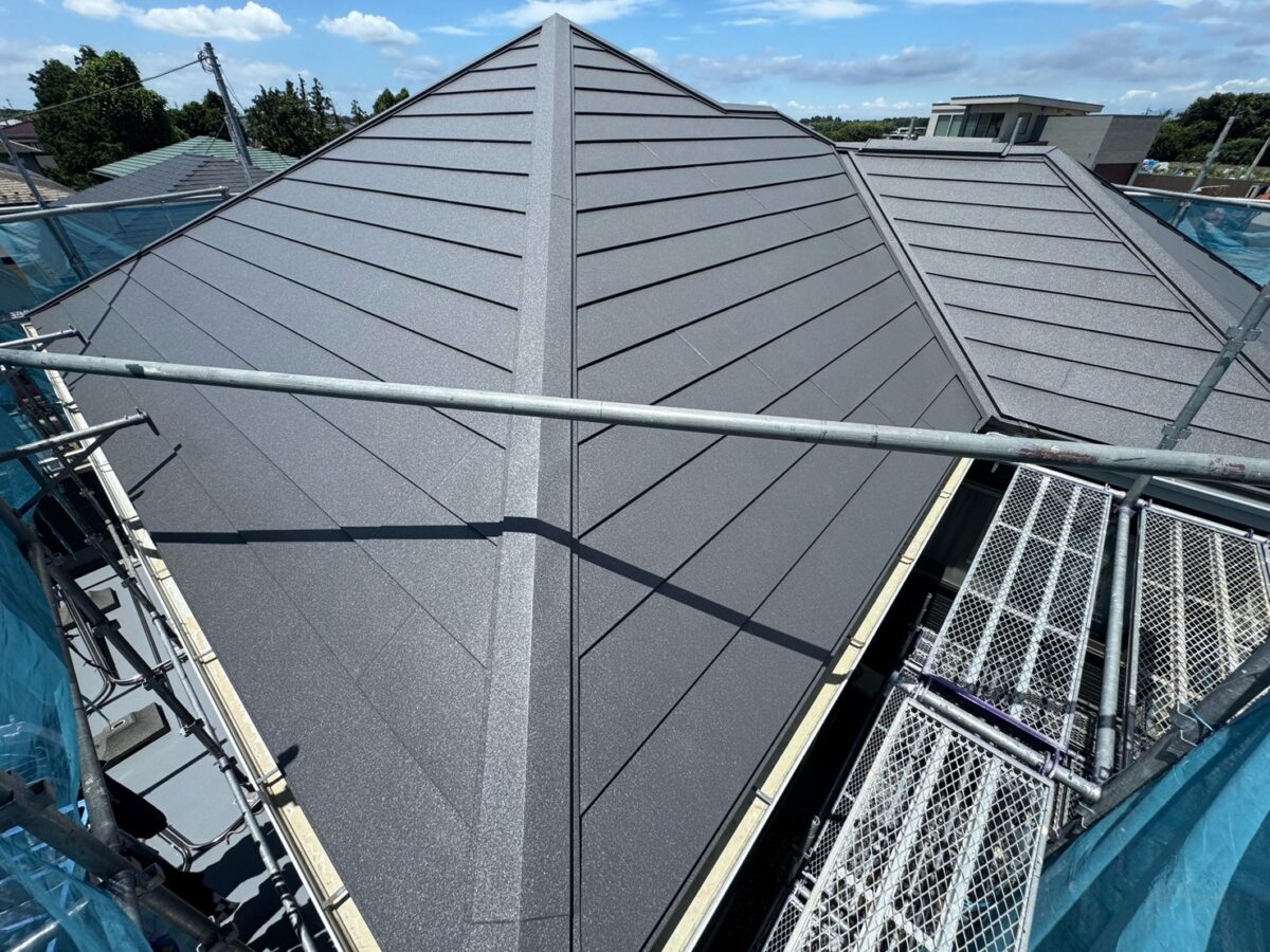 ひび割れが多いいノンアスベスト屋根は屋根カバー工法を行い丈夫な屋根に