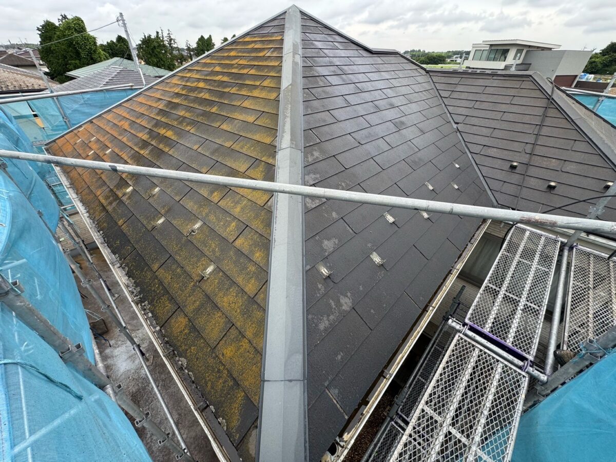 ひび割れが多いいノンアスベスト屋根は屋根カバー工法を行い丈夫な屋根に